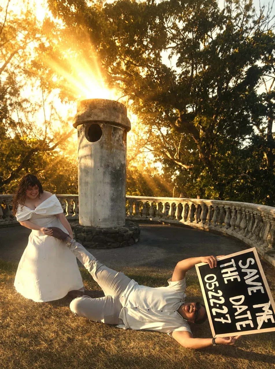 Michael y Arianne jugando en un mirador al atardecer, con el sol brillando entre los árboles